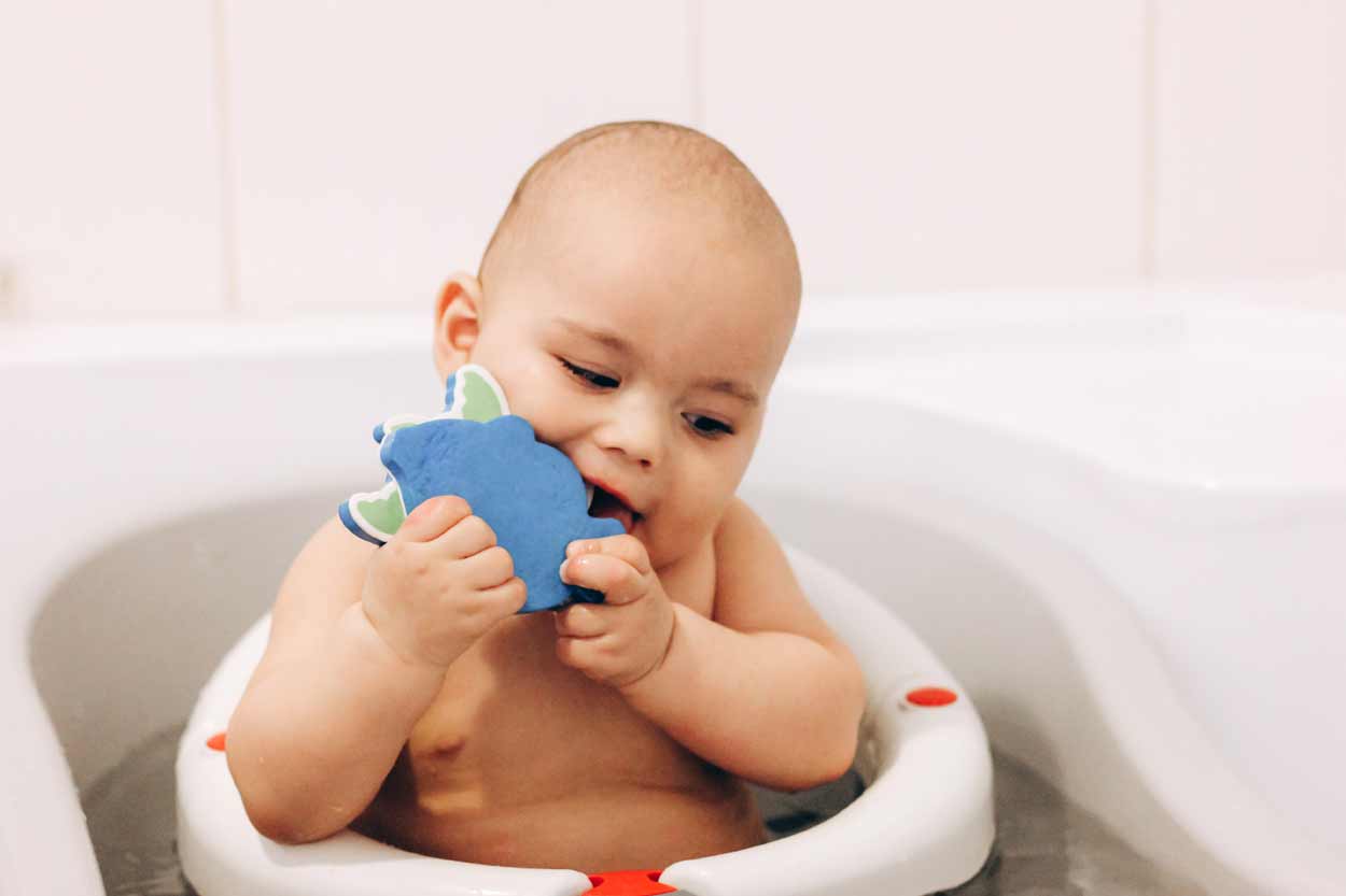 Comment laver bébé dans un siège de bain ? Et lequel choisir ?