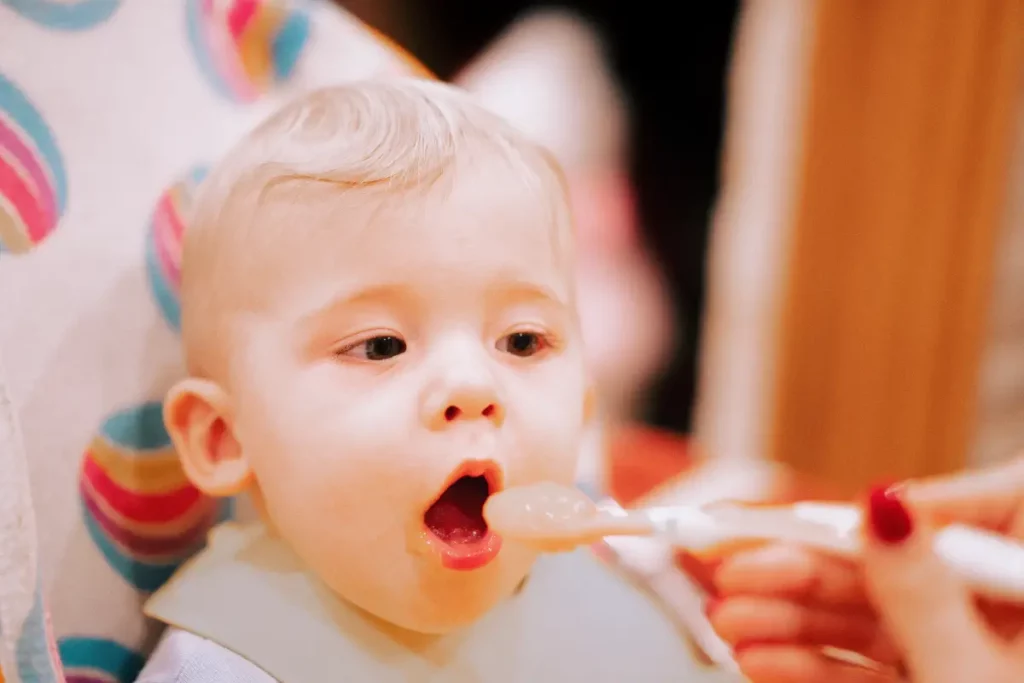 Quel est le bon âge pour commencer à donner une crème dessert à votre bébé ?