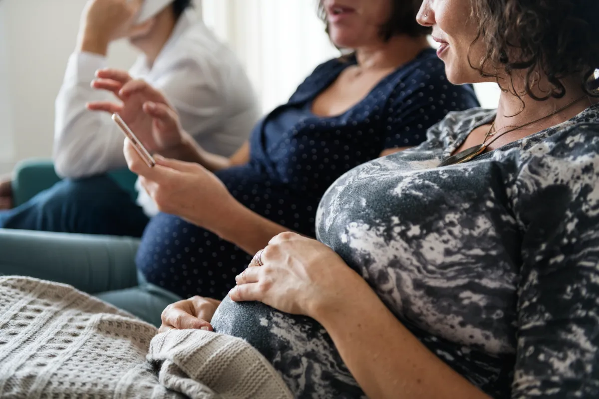 Comment les amies de cette future maman 'réservent' des prénoms tirés de sa liste d'idées ?